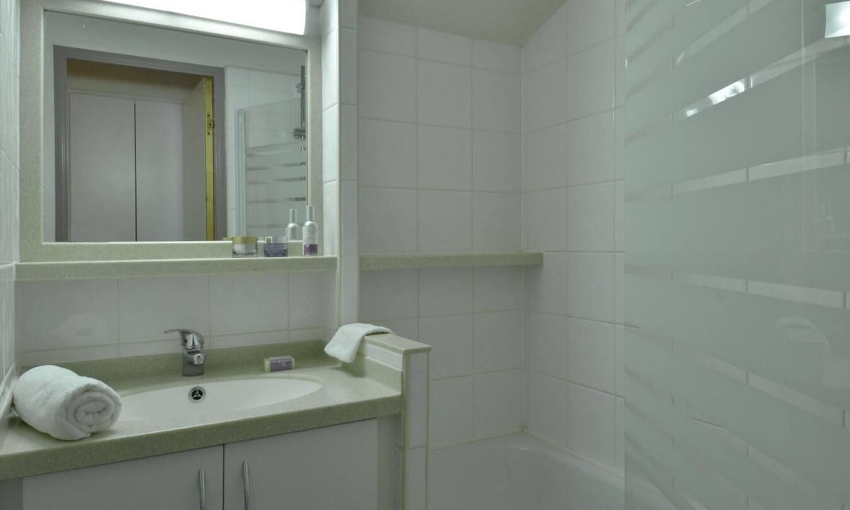 Belle Plagne Apartment | 100m from resort center, 5th floor, view ski slopes/ski slopes, balcony, tv, ski locker, 28m²