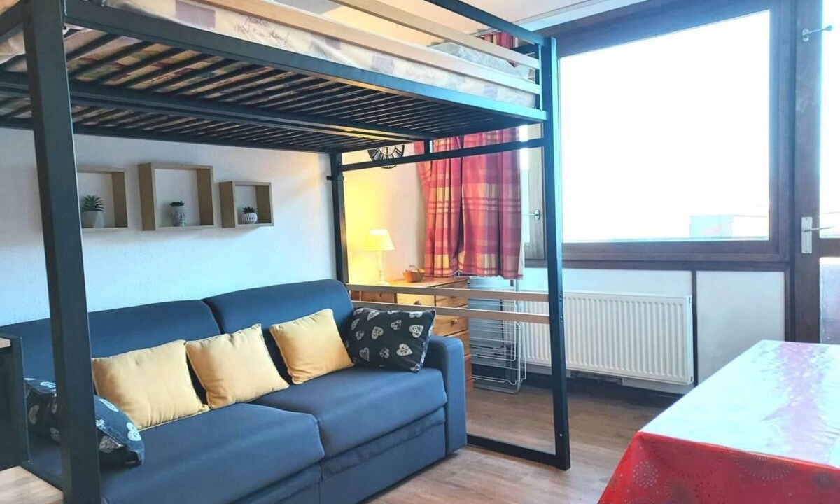 Plagne Centre Apartment | 100m from resort center, 1st floor, view mountain, balcony, parking, ski locker, 17m², La Plagne