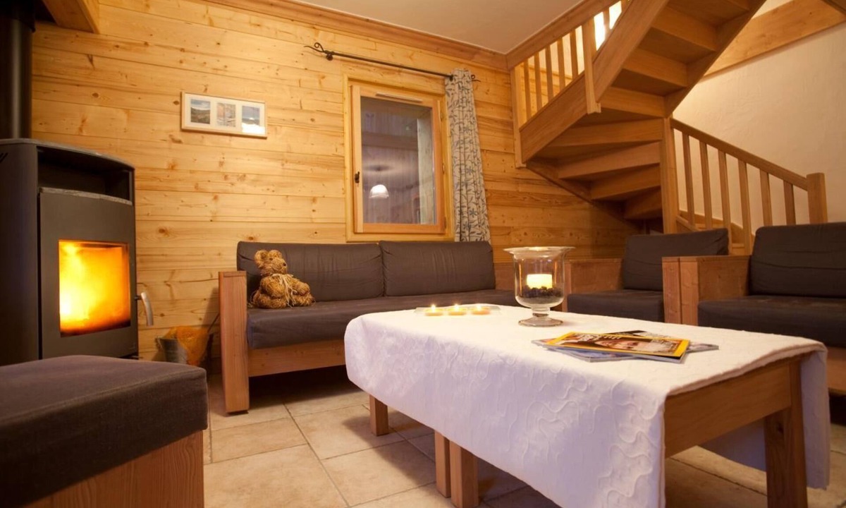 Les Bruyeres Apartment | 100m from shops, 2nd floor, terrace, balcony, fireplace or stove, tv, ski locker, 102m²