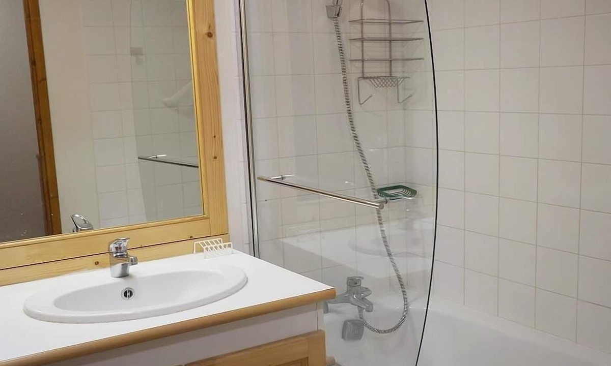 Les Bruyeres Apartment | 100m from shops, 5th floor, balcony, tv, ski locker, 40m², Les Menuires