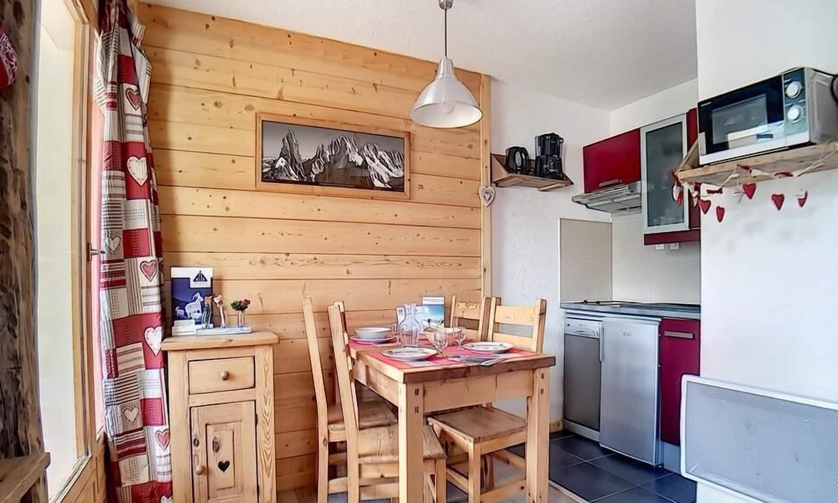 Les Bruyeres Apartment | 10m from shops, 2nd floor, balcony, tv, ski locker, 22m², Les Menuires