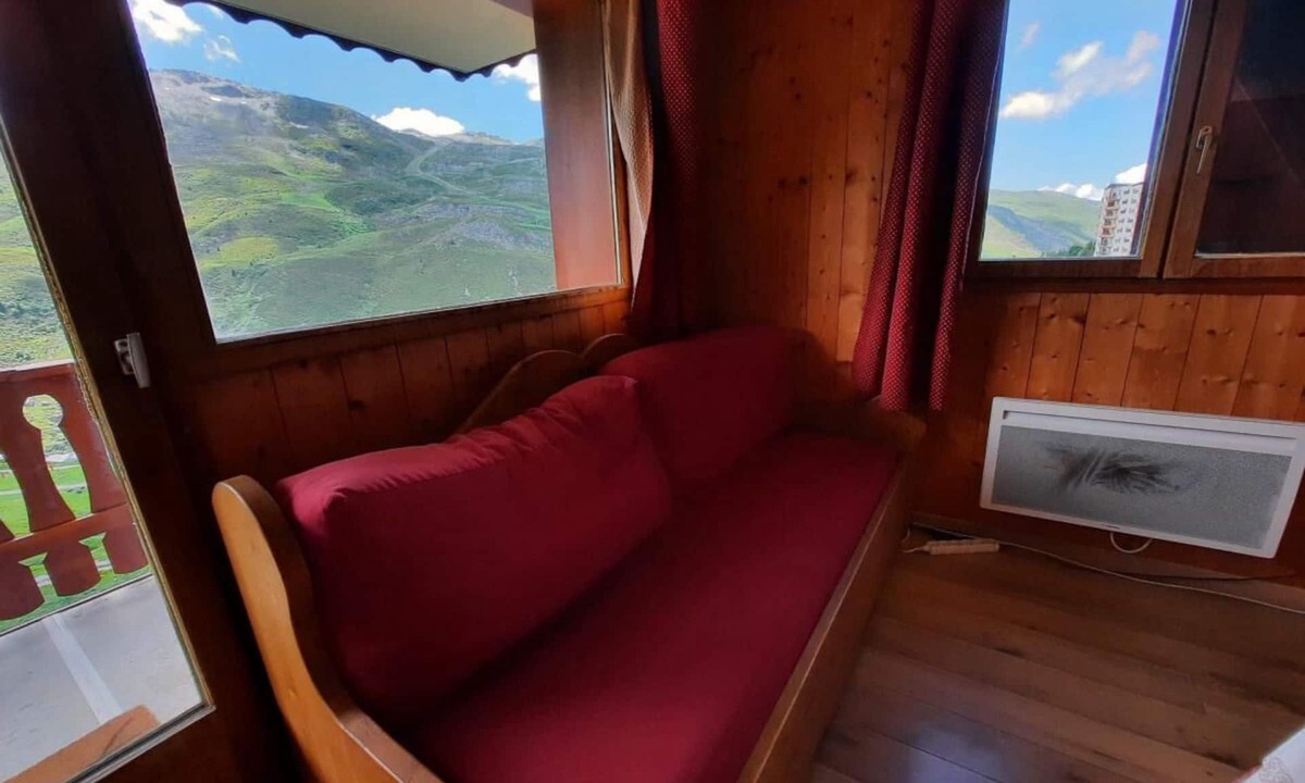 Les Menuires Apartment | 150m from shops, 1st floor, balcony, tv, ski locker, 58m², Les Menuires