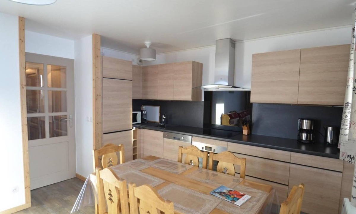 Les Menuires Apartment | 150m from shops, floor -1, balcony, tv, ski locker, 45m², Les Menuires