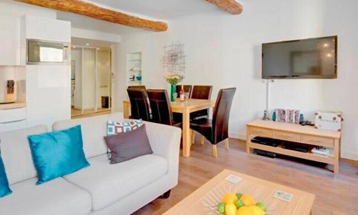 Nice Apartment | 2 Bedroom Apartment Paces from Place Garibaldi, On the Edge of the Old Town.