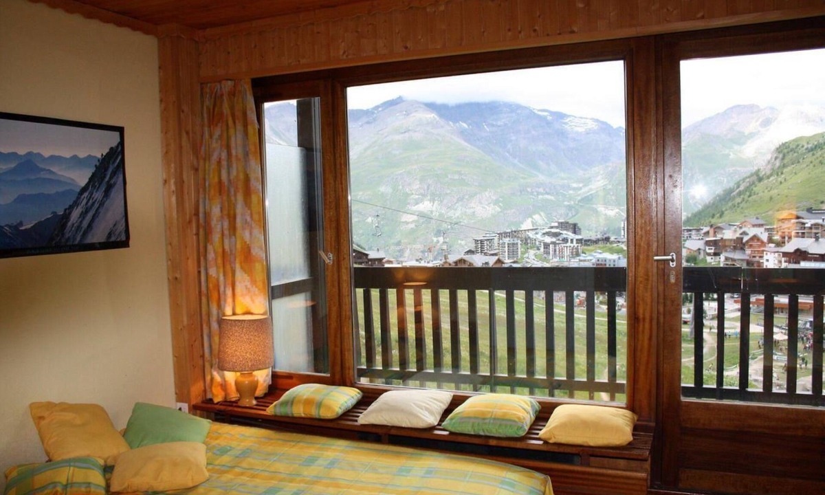 Tignes le Lac Apartment | 20m from resort center, 3rd floor, view lake, balcony, tv, ski locker, 70m², Tignes