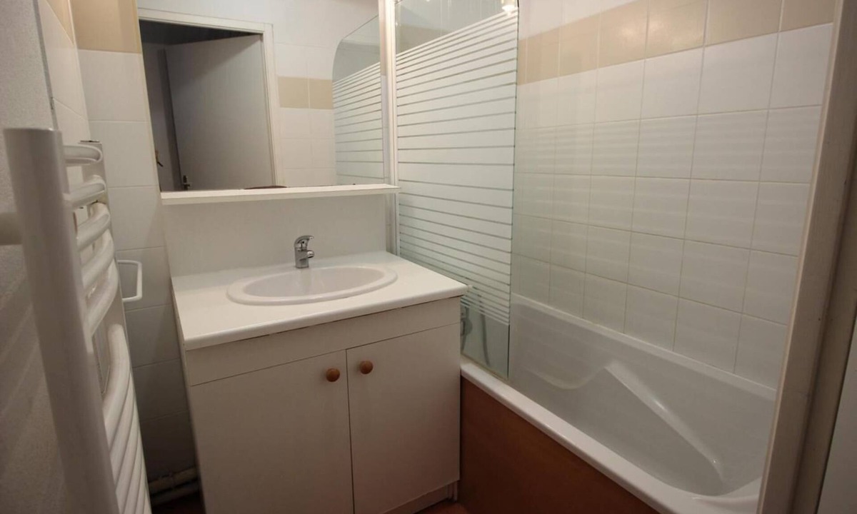 Villarodin-Bourget Apartment | 300m from resort center, 5th floor, parking, tv, ski locker, 45m², La Norma