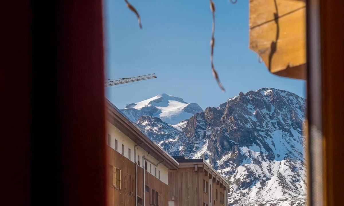Les Almes Apartment | 300m from resort center, Ground floor, terrace, fireplace or stove, tv, ski locker, 180m², Tignes
