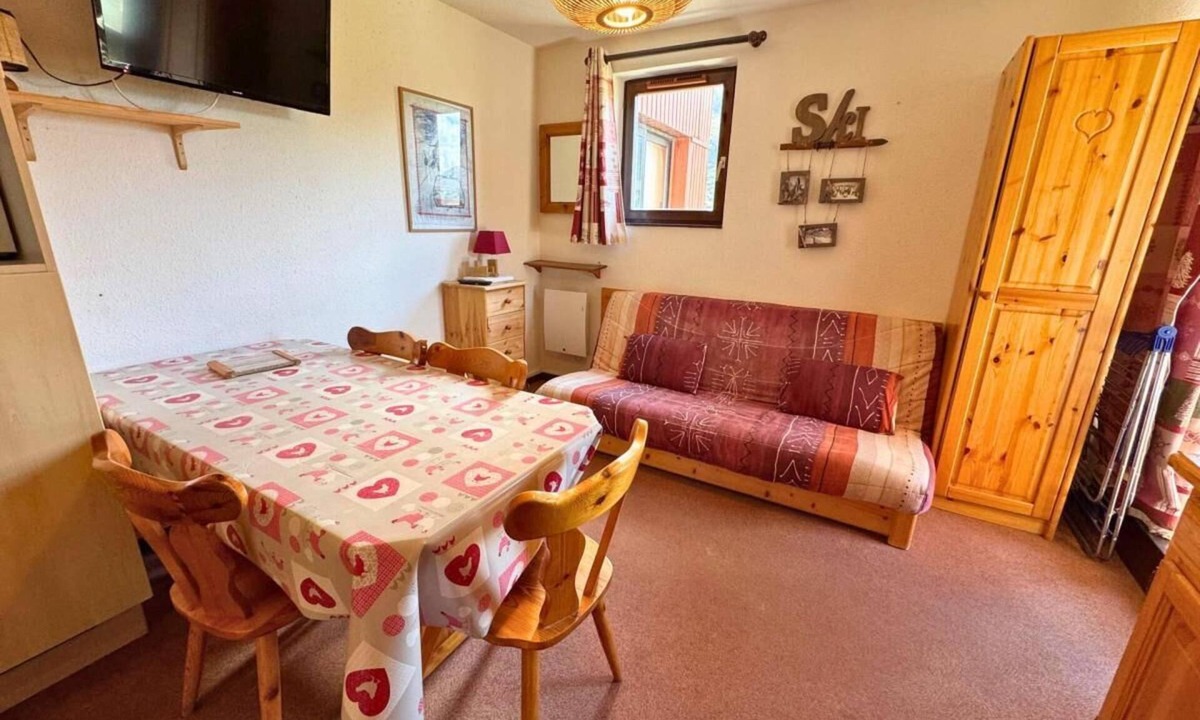Les Bruyeres Apartment | 50m from shops, 6th floor, tv, ski locker, 28m², Les Menuires
