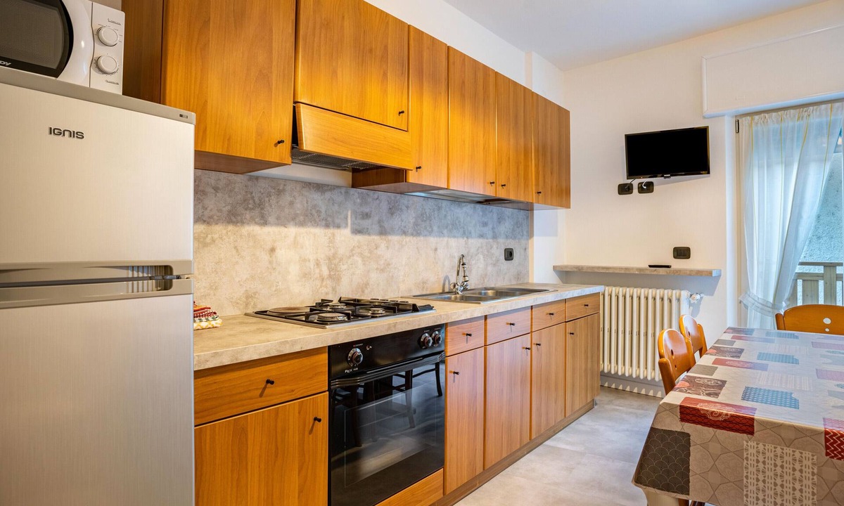Caderzone Terme Apartment | Apartment 'Appartamento Piazzi 2' with Mountain View, Balcony and Wi-Fi