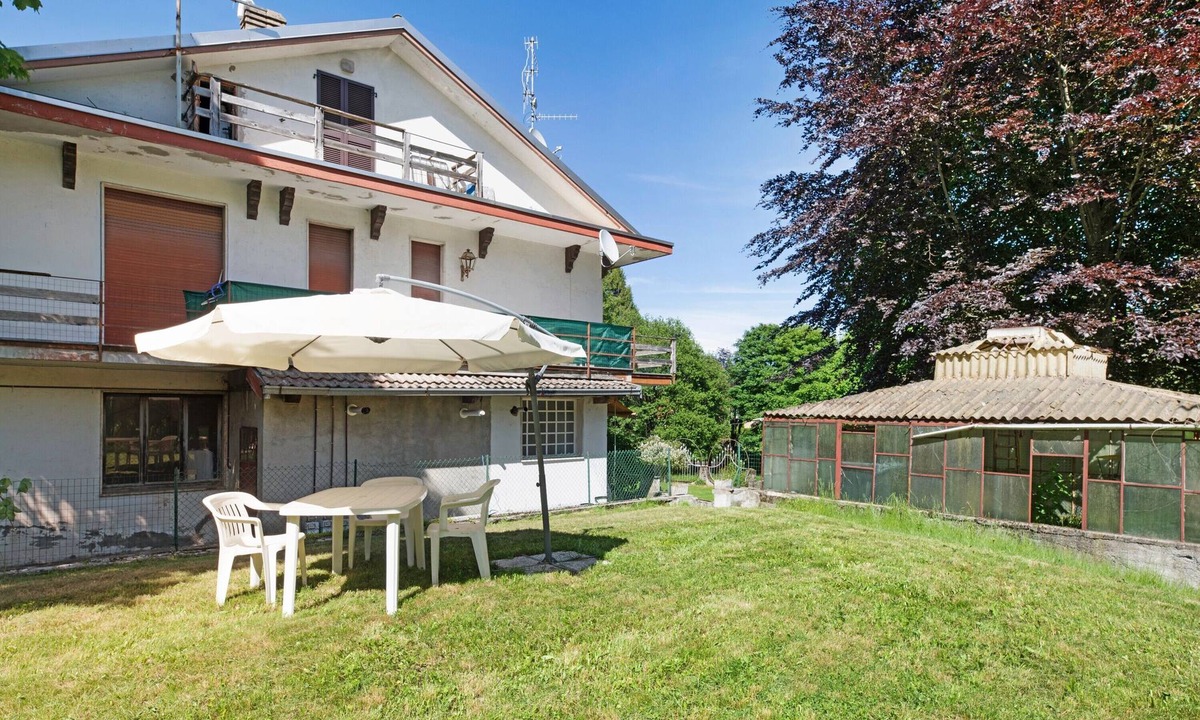 Lanzo d'Intelvi Apartment | Apartment 'Immerso Nel Verde' with Mountain View and Private Garden