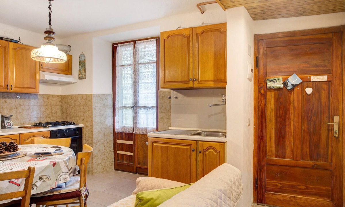 Valtellina Apartment | Apartment "Lanzada 2" with Mountain View & Balcony