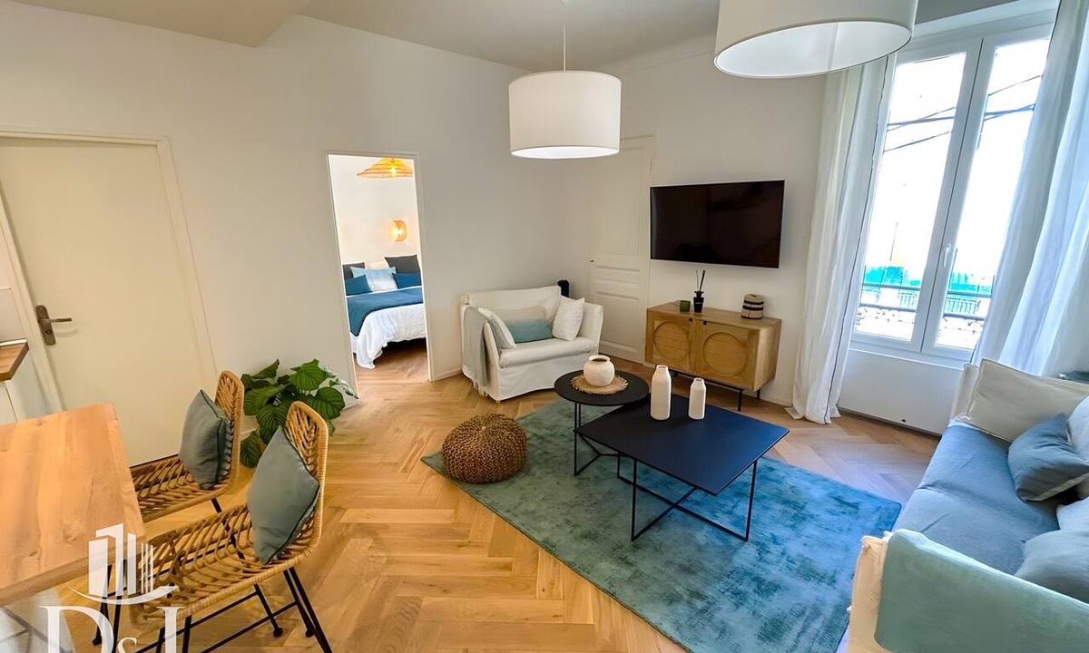 Carabacel Apartment | Apartment 'Place Garibaldi – Cosy Et Climatisé' with Wi-Fi and Air Conditioning