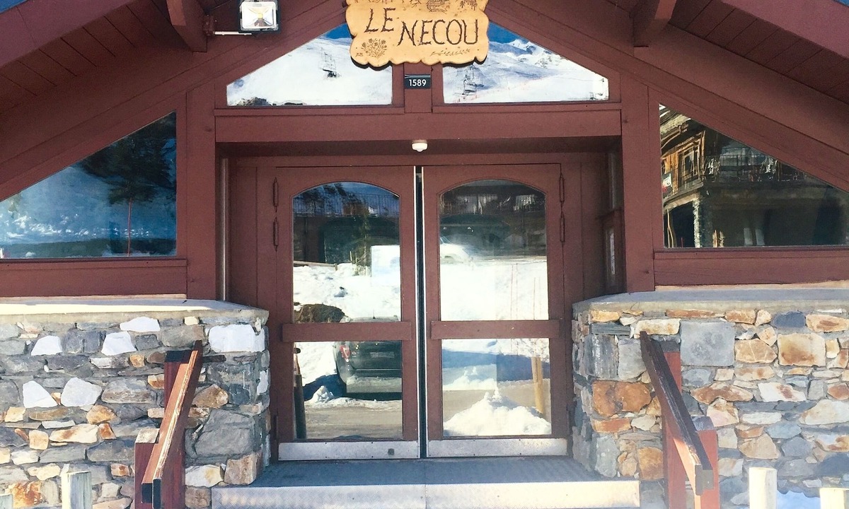 Reberty Apartment | APARTMENT sleeps 4. TRACK FEET. Departure and return to ski. Studio cabin.