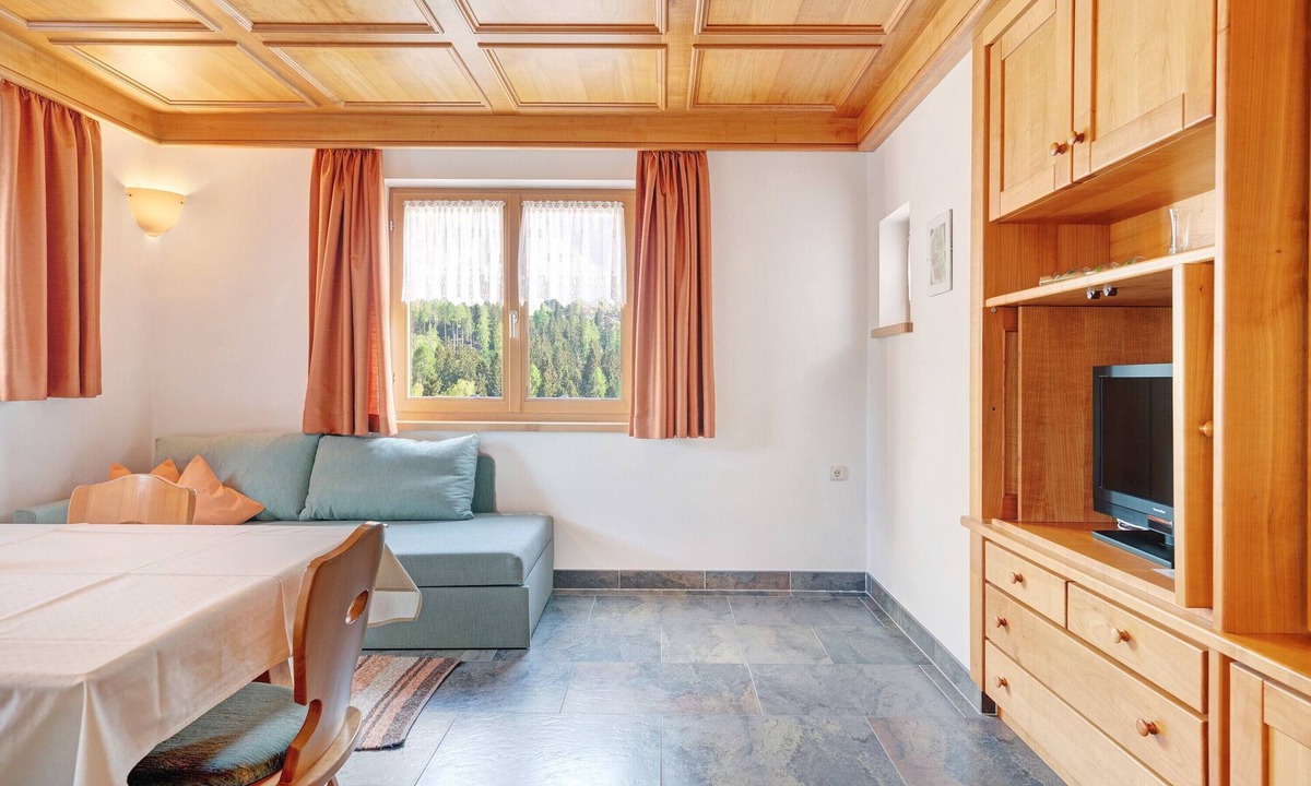 Santa Valburga Apartment | Apartment Vergissmeinnicht 15 with Mountain View and Wi-Fi