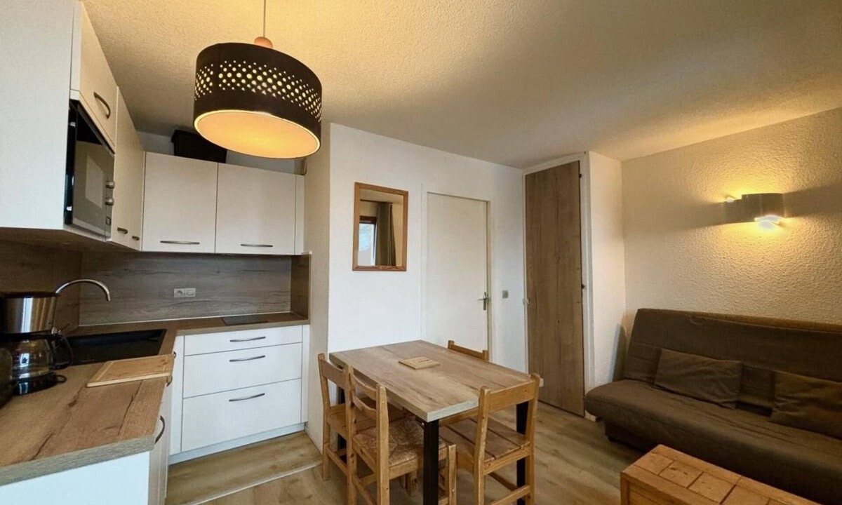 Les Bruyeres Apartment | At the foot of shops, 5th floor, balcony, tv, 22m², Les Menuires