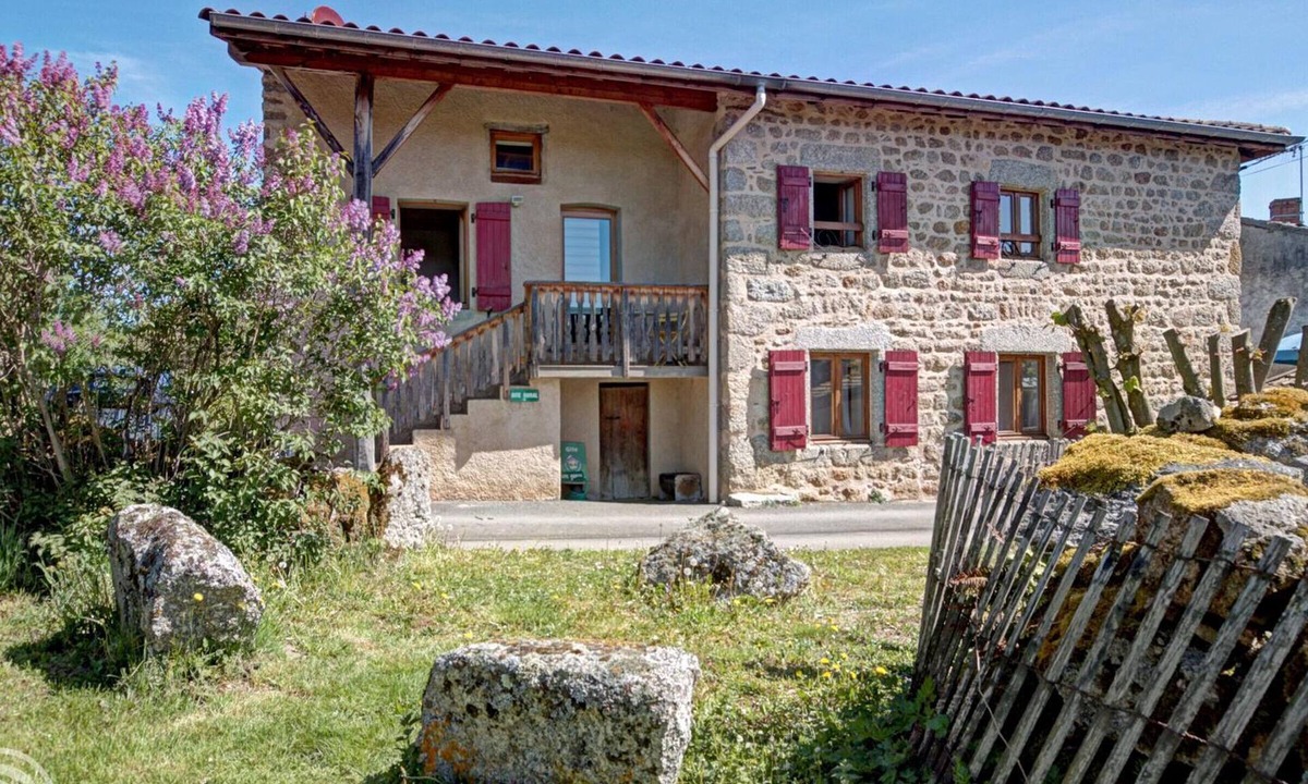 Saint-Julien-la-Vetre Cottage | Authentic cottage, pets welcome - 8 guests