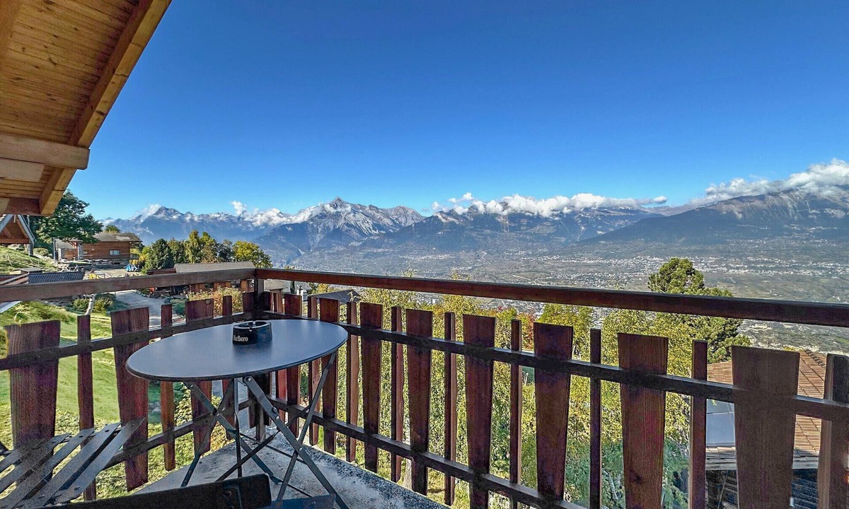 Les Mayens-de-Sion Apartment | Bear Ridge Retreat - 8mns to slopes - Swiss Alps