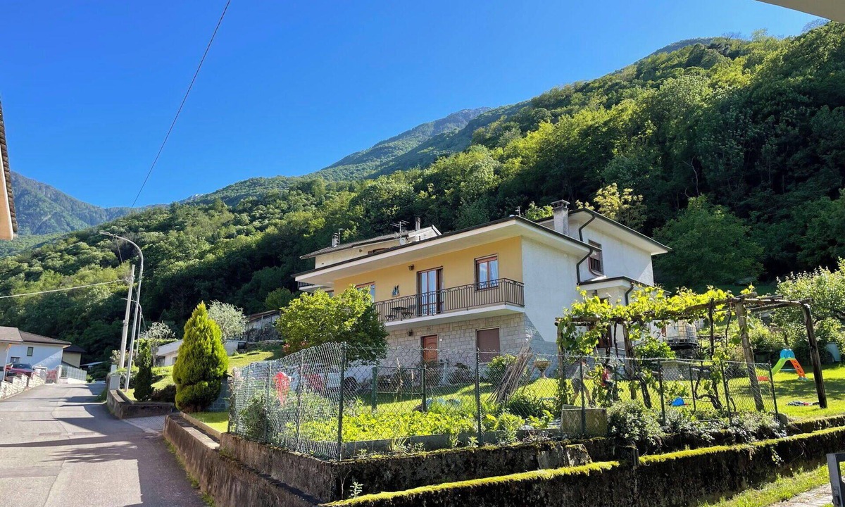 Samolaco Apartment | Beautiful apartment for 6 guests with WIFI, TV, patio and pets allowed