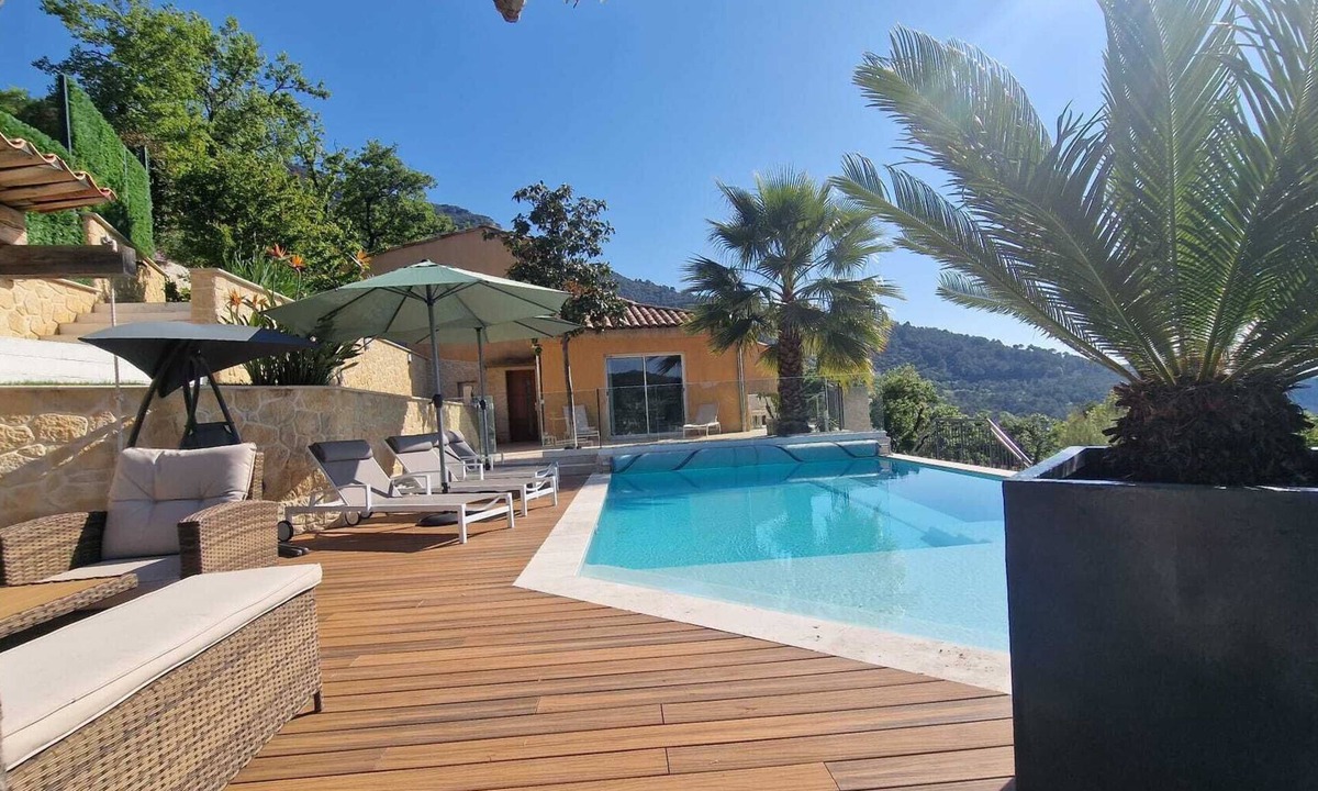 Tourrettes-sur-Loup Villa | Beautiful family villa with sea view, swimming pool and jacuzzi