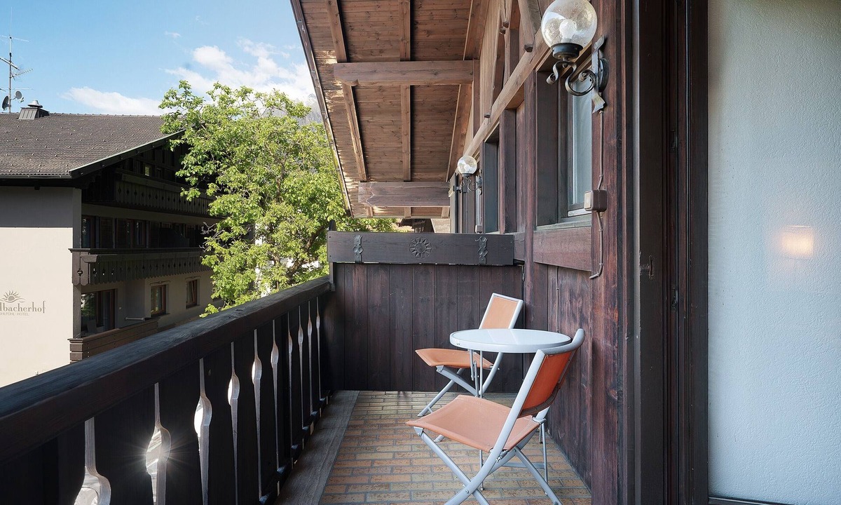 Lagundo Apartment | Biobauernhof Toellerhof 'Room 6' with Mountain View, Shared Pool and Wi-Fi