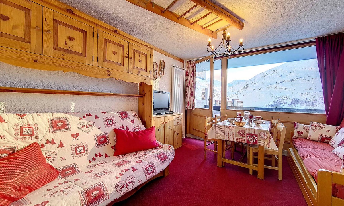 Les Menuires Apartment | Bright studio at the foot of the slopes with balcony