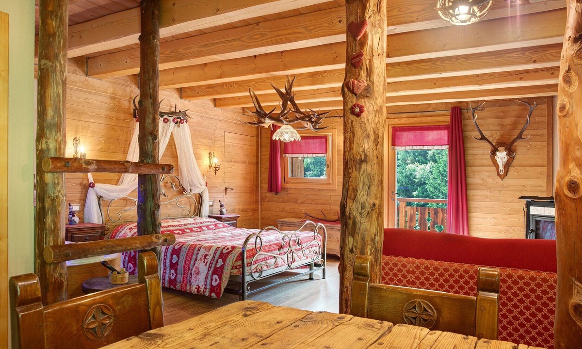 Monno Ski Chalet | Chalet 'dei Cervi' with Mountain View, Private Garden and Balcony