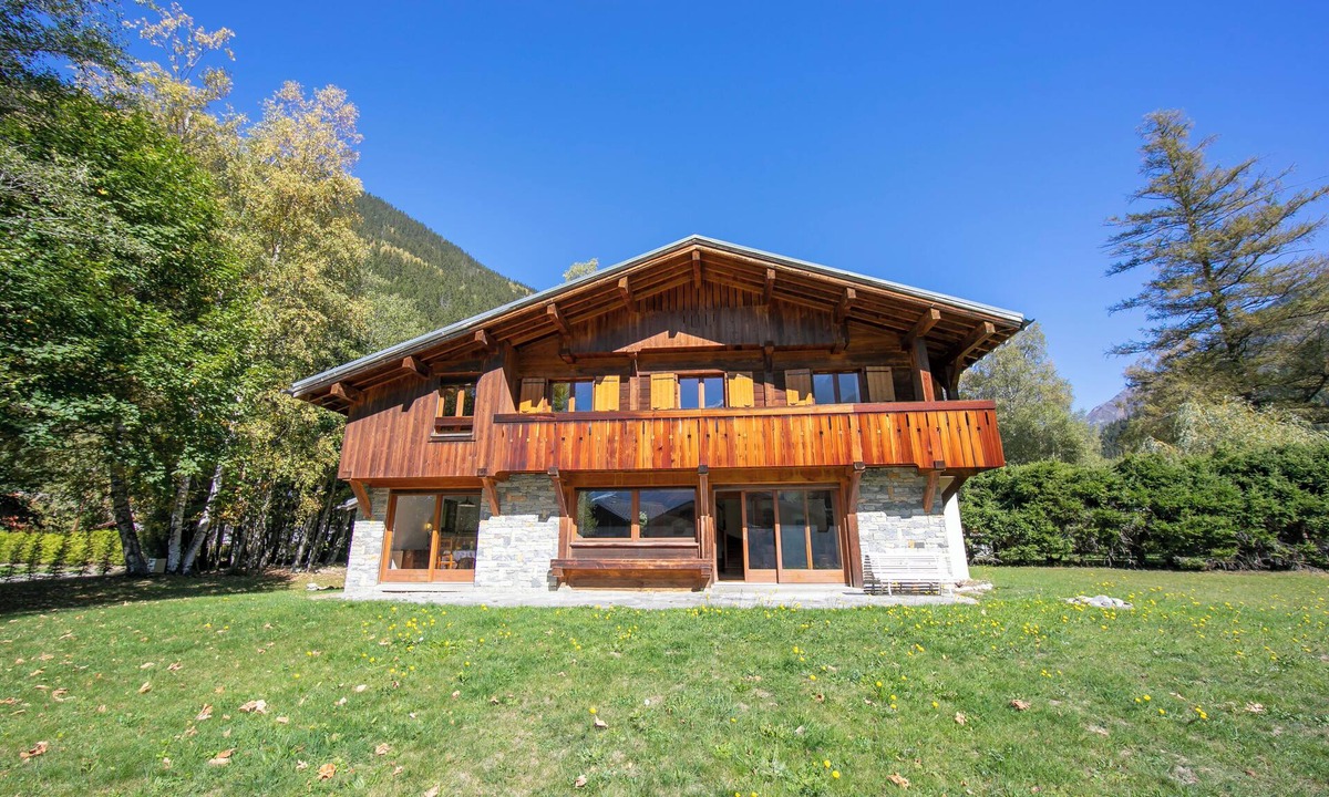 Les Tines Ski Chalet | Chalet du Golf618 Family retreat for 9 next to Ski lifts, Chamonix, France