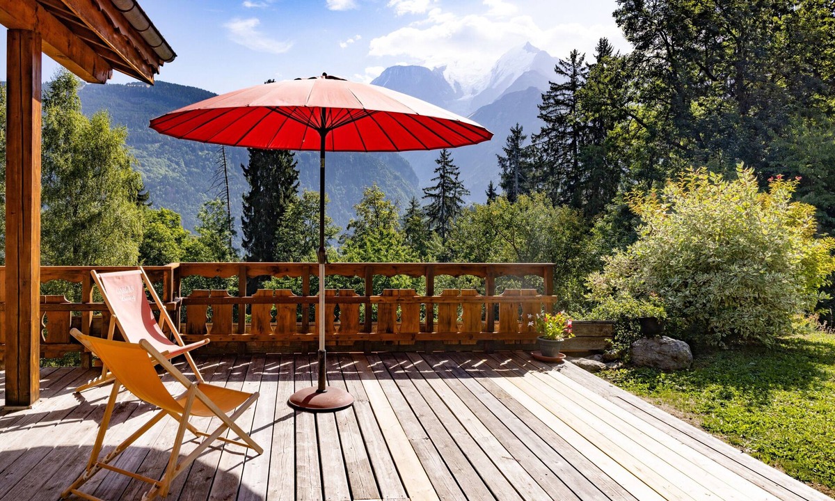 Saint-Gervais-les-Bains Ski Chalet | Chalet 'Très beau chalet Vue Mont-Blanc' with Mountain View, Private Sauna & Wi-Fi