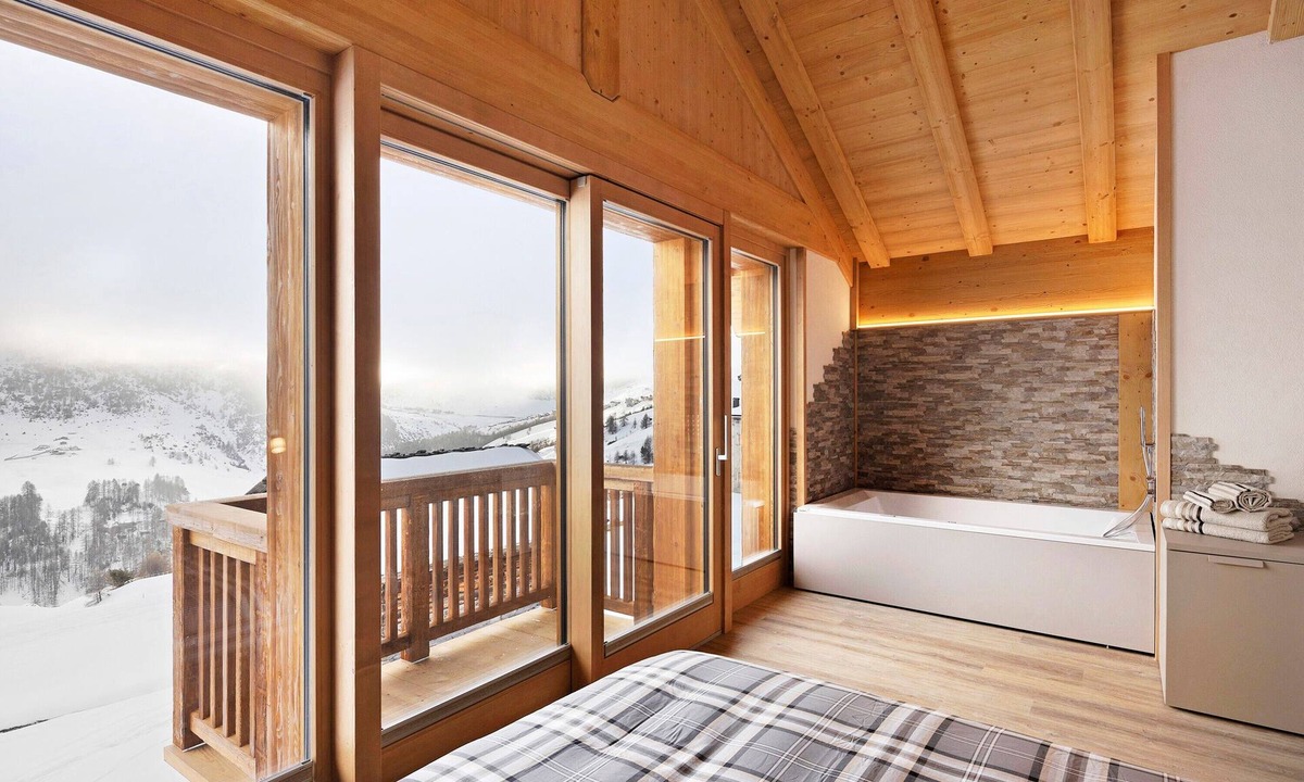 Valtellina Ski Chalet | Chalet 'Plaz' with Mountain Views, Private Garden and Wi-Fi