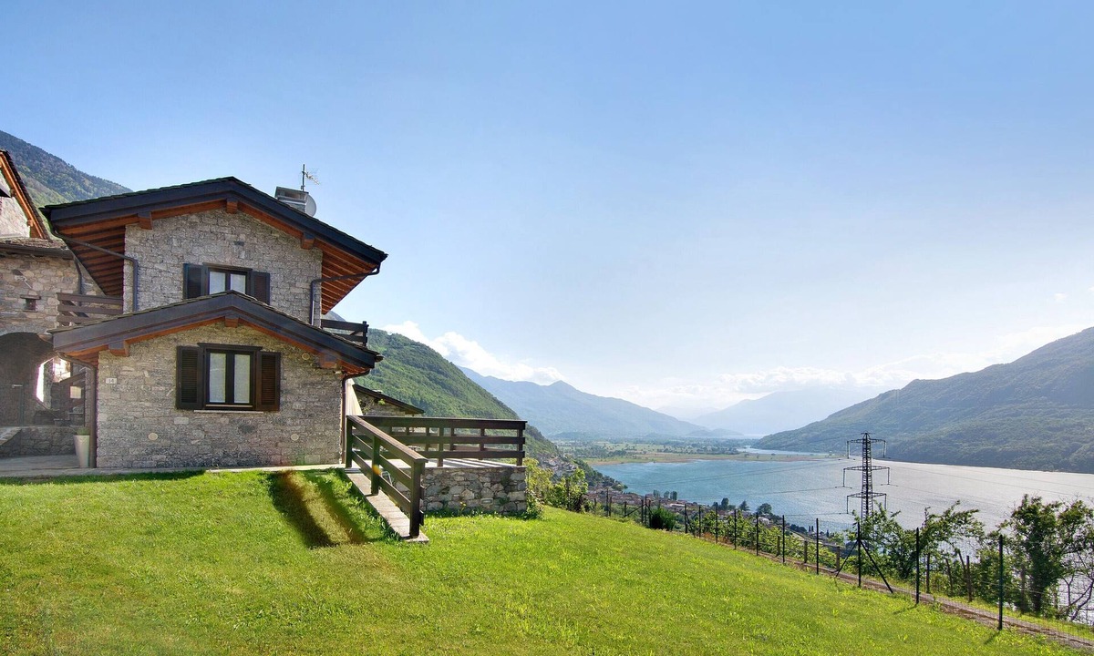 Valtellina Ski Chalet | Chalet Rustico Borgo Vico: Lake View, Terrace, Parking – Cyclists Welcome!