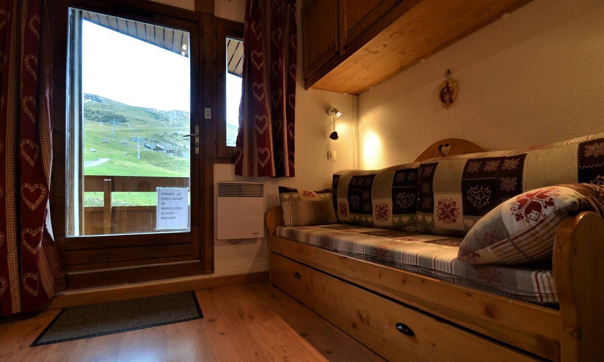 Les Bruyeres Apartment | Classic studio for 4 with ski slope view, pets allowed