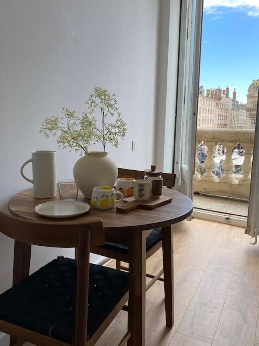 Terreaux - Bat d'argent Apartment | Collection Terreaux - No 4 Balcon sur place w AC