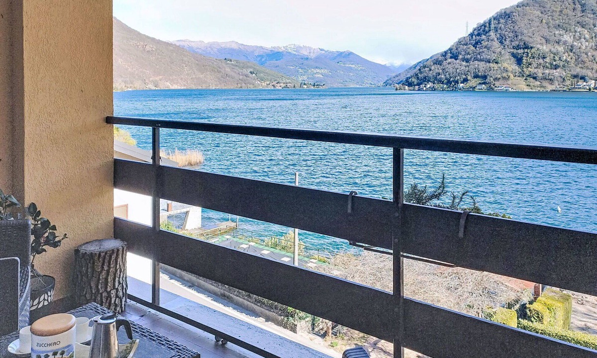 Porto Ceresio Apartment | Cosy apartment for 4 people with WIFI, TV and balcony