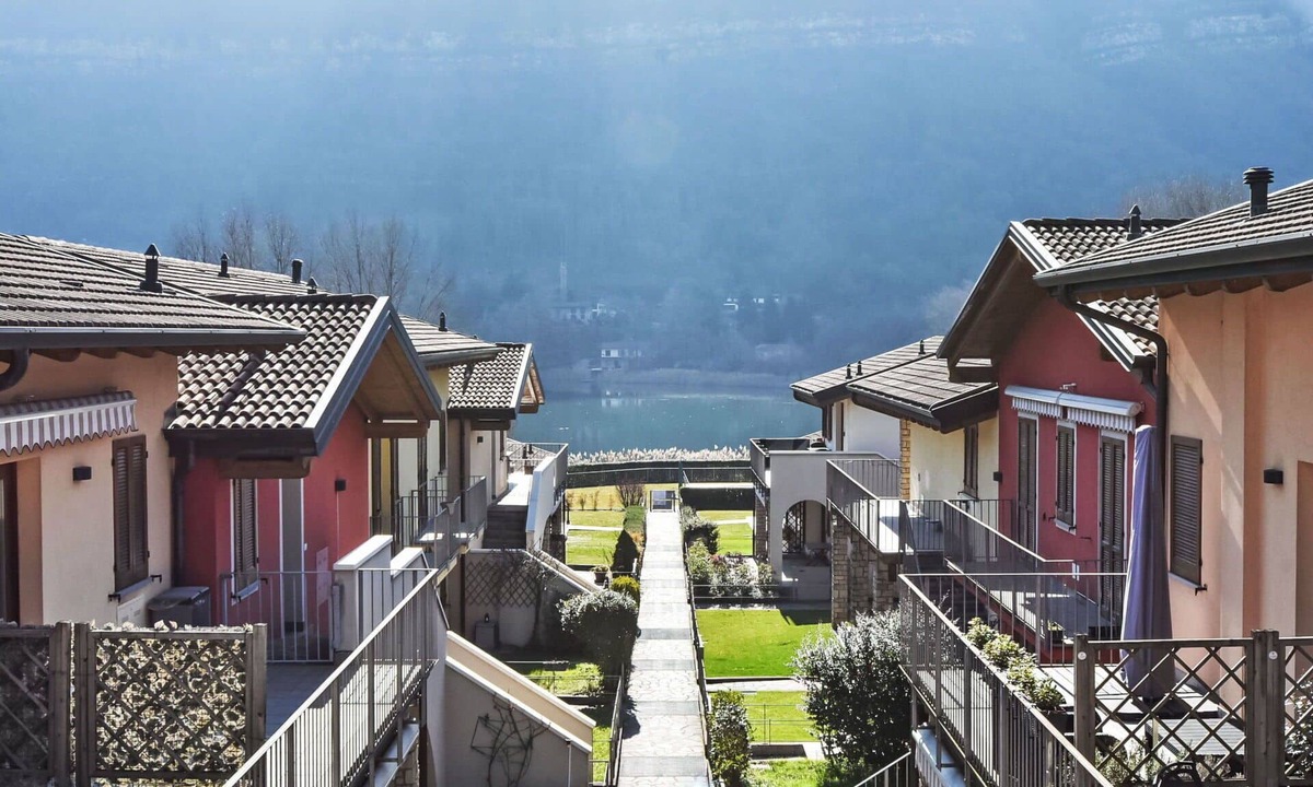 Spinone Al Lago Apartment | Cosy apartment for 6 guests with WIFI, A/C, pool, TV and terrace