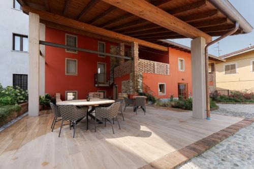 Borgomanero House | Decanter House