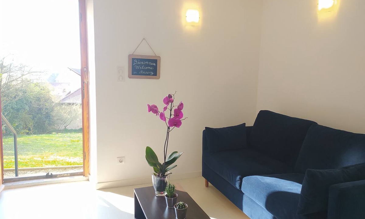 Annecy Old Town Apartment | DETACHED APARTMENT IN ANNECY'S HISTORICAL CENTER WITH PRIVATE GARDEN