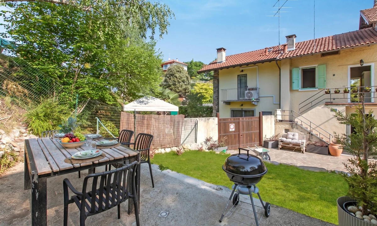 Angera Apartment | Dimora Della Rocca Private Garden, WIFI, BBQ & Parking, Angera, Italy