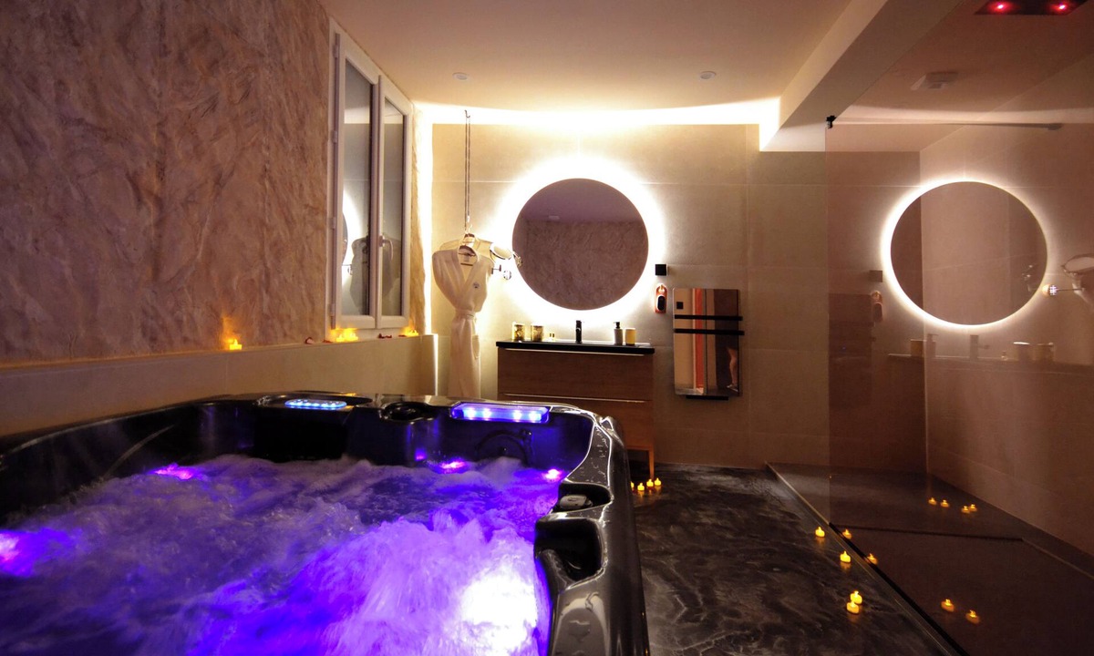Romans-sur-Isere Apartment | Elegant Romantic Suite with Private Jacuzzi in charming Romans-sur-Isère with AC