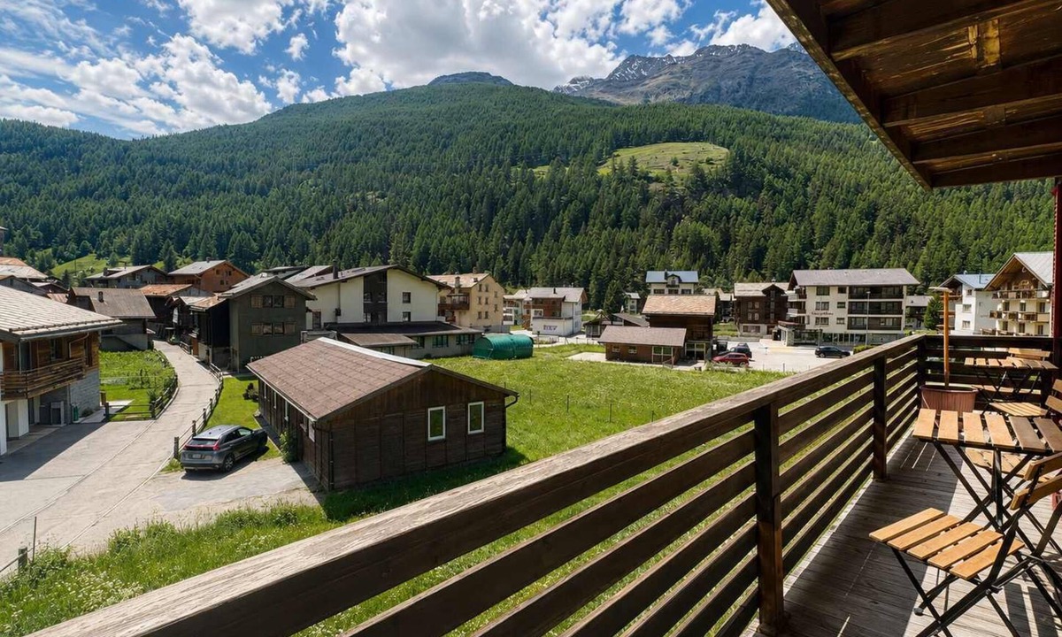 Saas Grund Apartment | Family-Friendly Apartment with Mountain Views