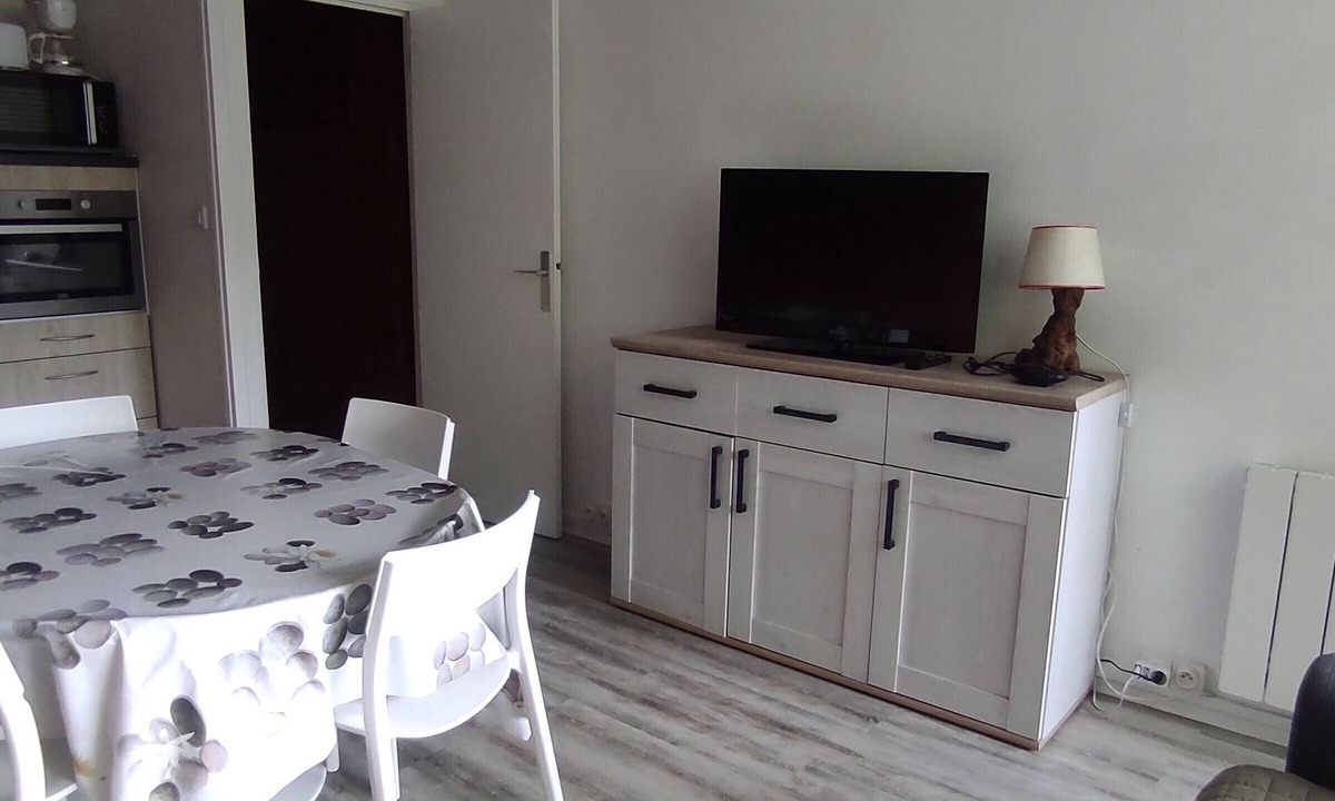 Besse-et-Saint-Anastaise Apartment | Central apartment in Super Besse, 2 bedrooms, near slopes