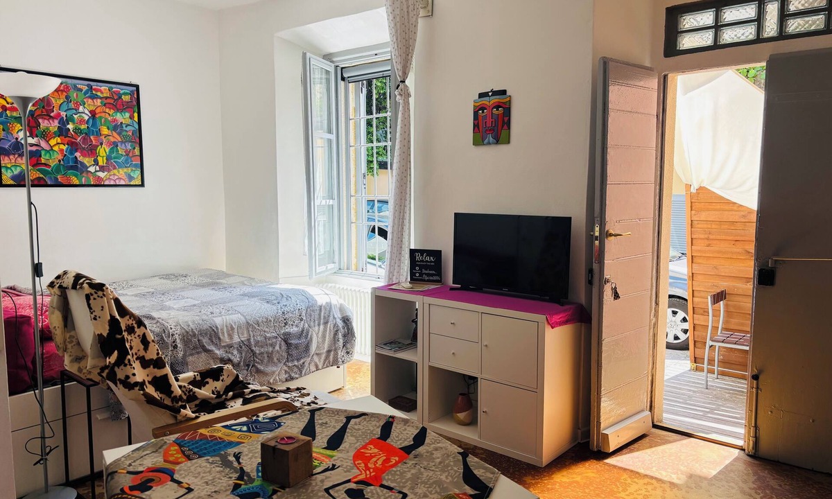 Como City Centre House | Friendly Africa Room in downtown Como near lake, funicular, train and bus stop