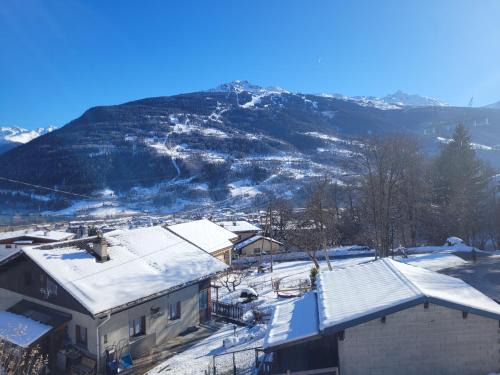 Bourg-Saint-Maurice House | gîteduruisseau73, maison entière au coeur des Alpes, terrasse exposée sud, garage clos, 2 chambres, 2 salle de bains, en bordure de forêt, calme, détente et repos assurés !
