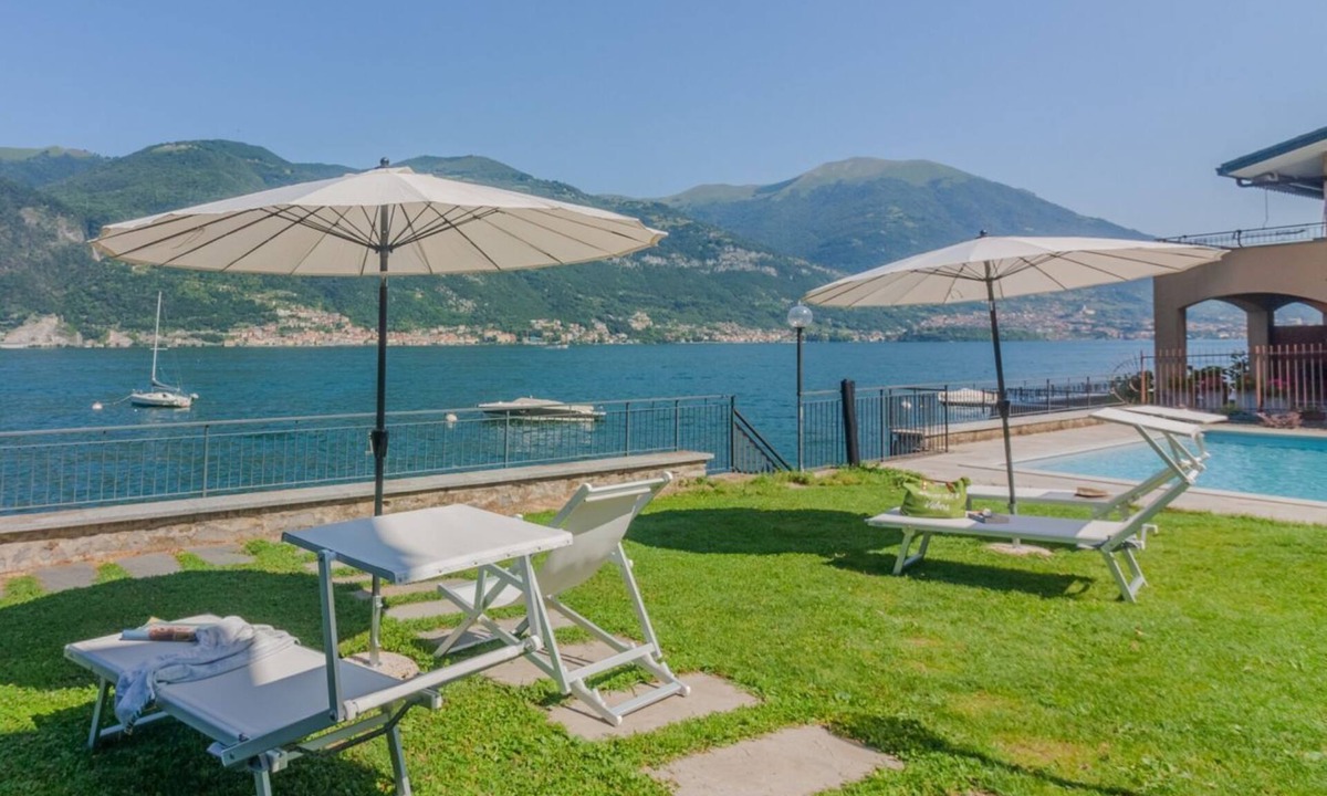Lezzeno House | GuestHost - A modern 83 sqm ground floor apartment, ideal for two people, with direct access to Lake Como!The property is located in Lezzeno (Carvagnana), conveniently located for amenities and featuring private parking.The apartment comprises a living r
