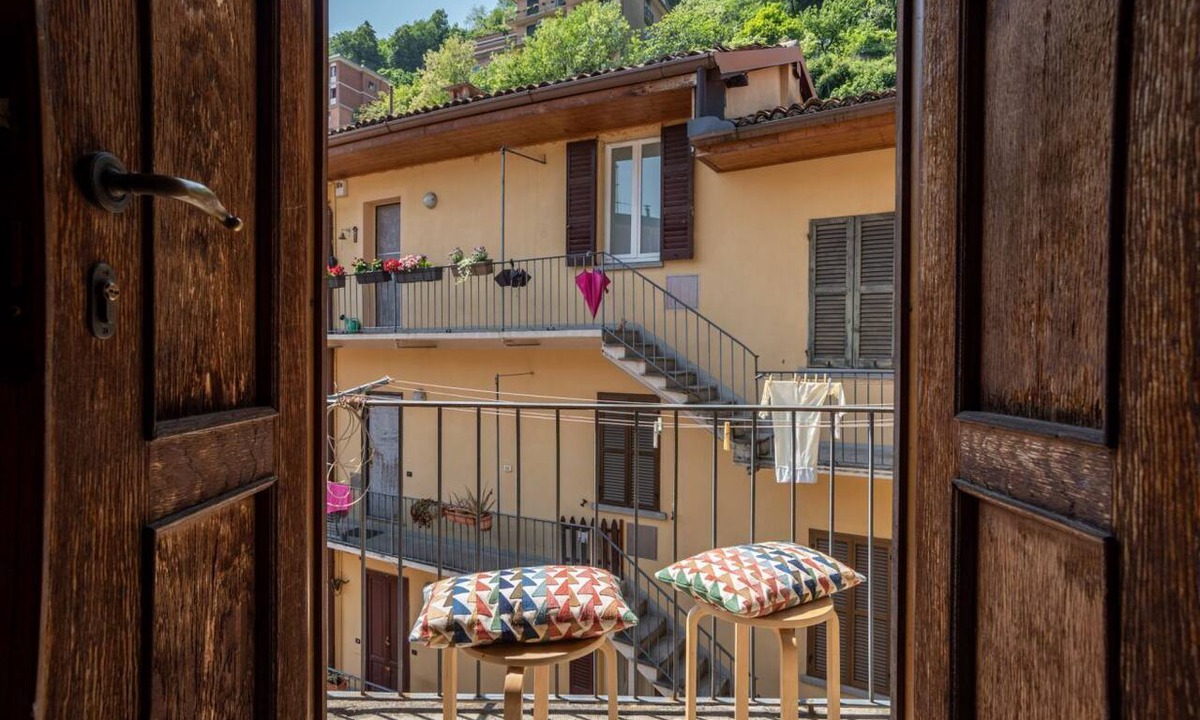 Como Apartment | GuestHost - Cozy, completely renovated 47sqm apartment located on the 3rd floor of a building WITHOUT elevator. The apartment is accessed via an external balcony overlooking the quiet internal courtyard.The accommodation is located in an excellent locati