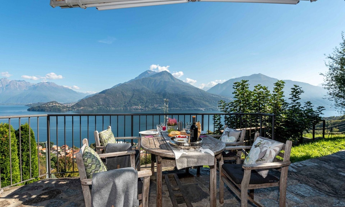 Calozzo House | Holiday Home 'Casa Bianca' with Lake View, Private Terrace and Wi-Fi