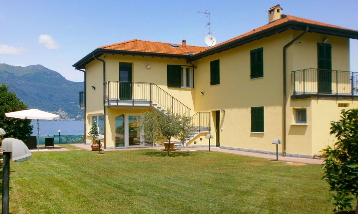 Porto Valtravaglia House | Holiday Home in Porto Valtravaglia for 8