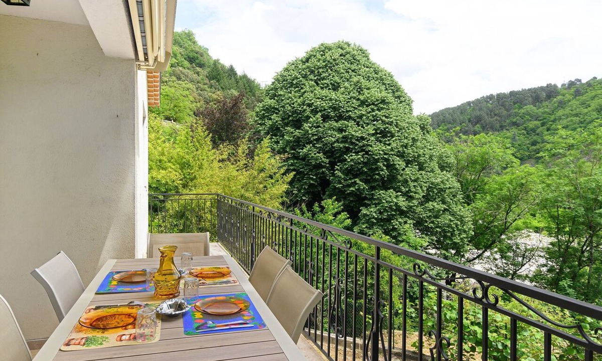 Vals-les-Bains House | Holiday Home “La Clémenguite” with Mountain View, Wi-Fi and Air Conditioning