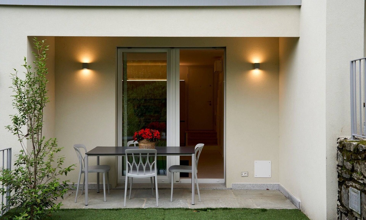 Laveno Apartment | Holiday Home 'Unit C' by the Lake, Wi-Fi and Air Conditioning