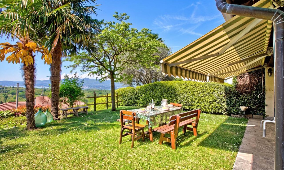 Besozzo House | HomeSweetHome Lake-View Villetta a schiera with Garden, Besozzo, Italy