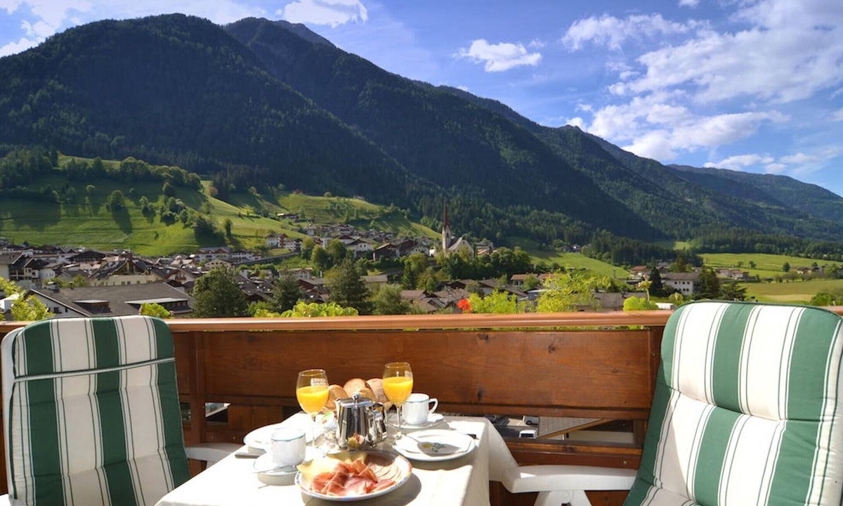 San Leonardo in Passiria Apartment | Holiday Apartment "Hahndl" with Mountain View, Wi-Fi, Garden & Balcony